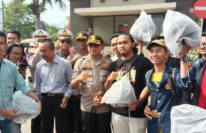 Bagikan Ratusan Helm di Unpad, Kapolres Sumedang: Biar Mahasiswa Tertib