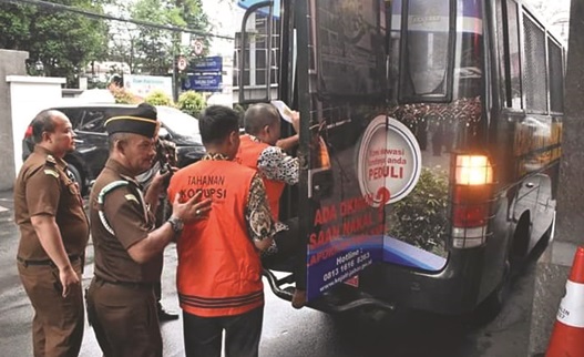 hal. 1 Kajati Jabar Berhasil Tangkap 3 Tersangka Terkait Dalam Kasus Korupsi Di PDAM Tirta Tarum Karawang5