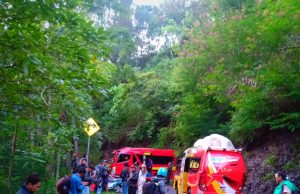 Jalan Utama Garut Selatan Terputus Akibat Longsor