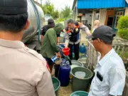 Polisi Distribusikan Air Bersih Gratis bagi Warga Terdampak Kemarau