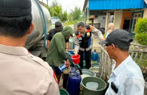 Polisi Distribusikan Air Bersih Gratis bagi Warga Terdampak Kemarau