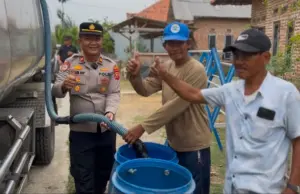 Polisi Distribusikan Air Bersih Gratis bagi Warga Terdampak Kemarau