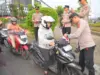 Semangat Kemerdekaan, Polda Jabar Bagikan 1.000 Bendera Merah Putih dan 200 Sayuran kepada Pengguna Jalan