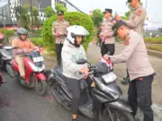 Semangat Kemerdekaan, Polda Jabar Bagikan 1.000 Bendera Merah Putih dan 200 Sayuran kepada Pengguna Jalan