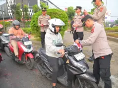 Semangat Kemerdekaan, Polda Jabar Bagikan 1.000 Bendera Merah Putih dan 200 Sayuran kepada Pengguna Jalan