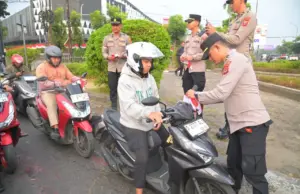 Semangat Kemerdekaan, Polda Jabar Bagikan 1.000 Bendera Merah Putih dan 200 Sayuran kepada Pengguna Jalan