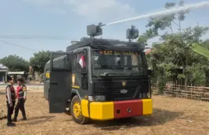 Cegah Karhutla, Polisi Siram Lahan Kering di Babakancikao