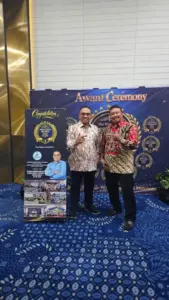 Direktur Utama Perumda Air Minum Tirta Rangga Subang, Lukman Nurhakim, bersama Anggota Dewan Pengawas, Tatang Saepulloh, dalam rangkaian Award Ceremony