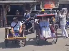 Naik Becak Menuju Sekretariat Pilkades, Hj. Ernawati Buktikan Kepemimpinan yang Merakyat