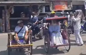Naik Becak Menuju Sekretariat Pilkades, Hj. Ernawati Buktikan Kepemimpinan yang Merakyat
