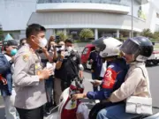 Aksi Peduli Polisi, Bagikan Masker untuk Lindungi Masyarakat dari Abu Vulkanik