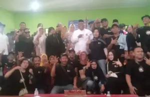 Riuh Rendah Ribuan Warga Kadawung Iringi H. Rosman Suganda Daftar Calon Kades, Panggung Sisingaan & Orkes Dangdut Warnai Suasana