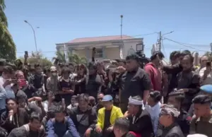 HUT KARAWANG, KDM DIDEMO OLEH WARGA KARAWANG SELATAN