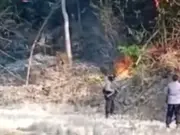 POLISI PADAMKAN KEBAKARAN LAHAN DI DESA WERASARI