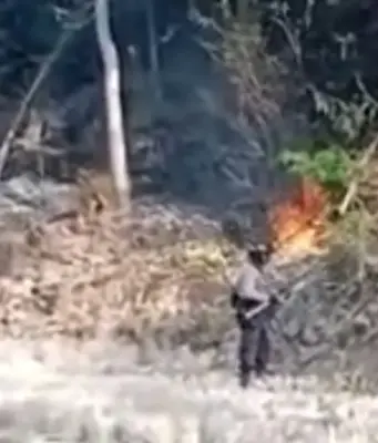 POLISI PADAMKAN KEBAKARAN LAHAN DI DESA WERASARI
