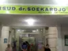 Lima Pasien Menunggu Berjam-Jam di IGD RSUD Soekardjo: Ruang Penuh atau Konsultasi yang Lambat?