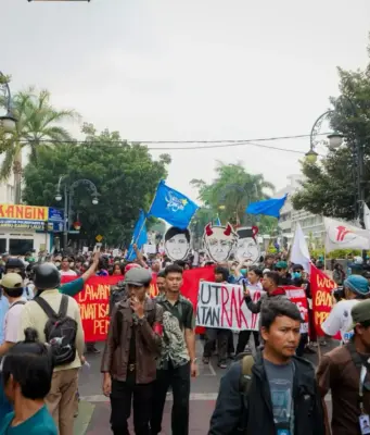 Bandung Kondusif Pasca Kerusuhan Dago, Belasan Anggota Polisi Alami Luka – Luka